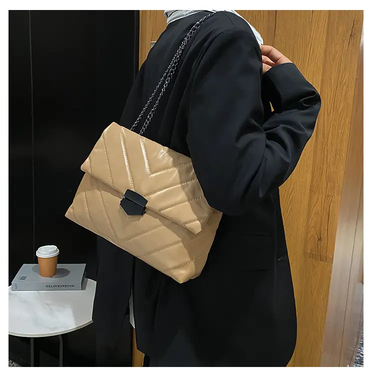 Small Black Chain Shoulder Bag for Women 2022 — feature 18