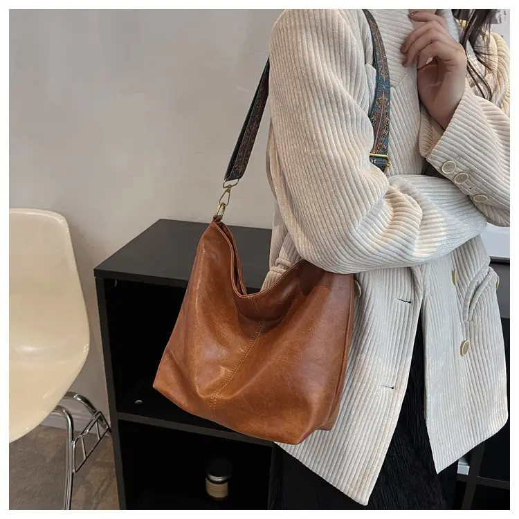 Women's Black Leather Shoulder Bag 2022 Winter New Fashion — feature 13