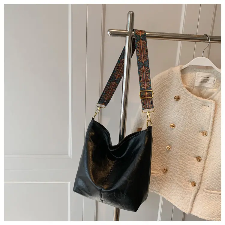 Women's Black Leather Shoulder Bag 2022 Winter New Fashion — feature 19