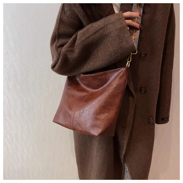 Women's Black Leather Shoulder Bag 2022 Winter New Fashion — feature 7