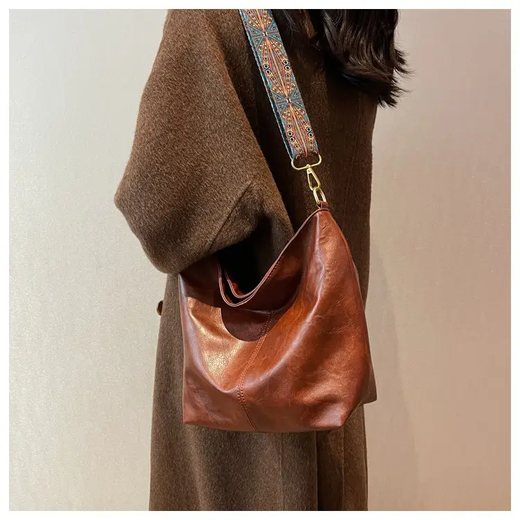 Women's Black Leather Shoulder Bag 2022 Winter New Fashion — feature 8