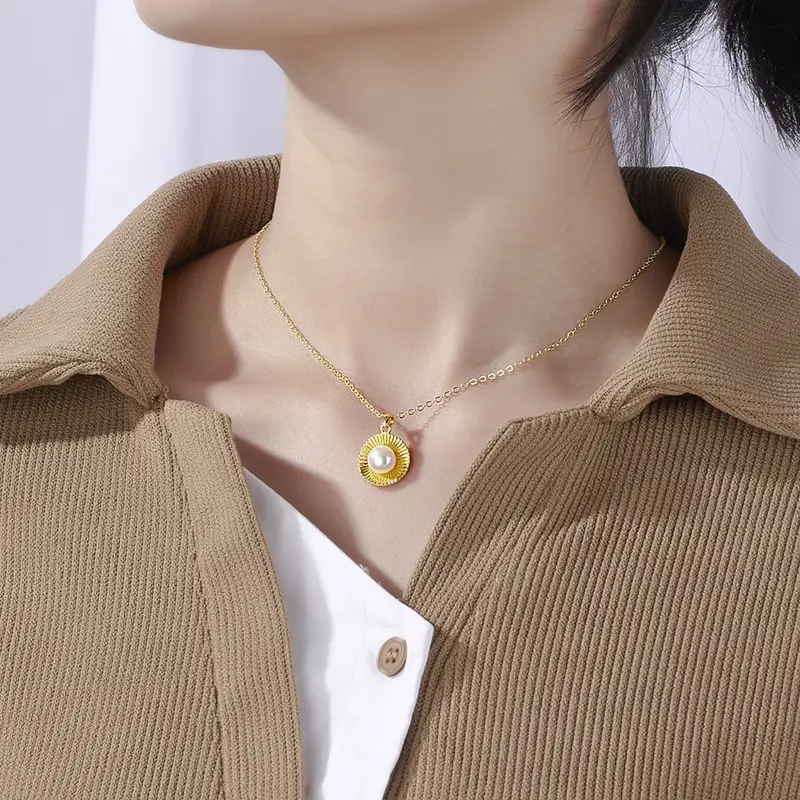 French Retro Pearl Pendant Necklace for Women - Image 2