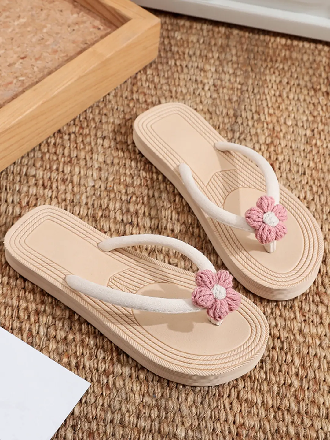 Imitation Straw Travel Embossed Women's Flip Flops Sandals for Outer Wear Fashion Beach Flat Heel Flip-toe Summer Embossed Foam