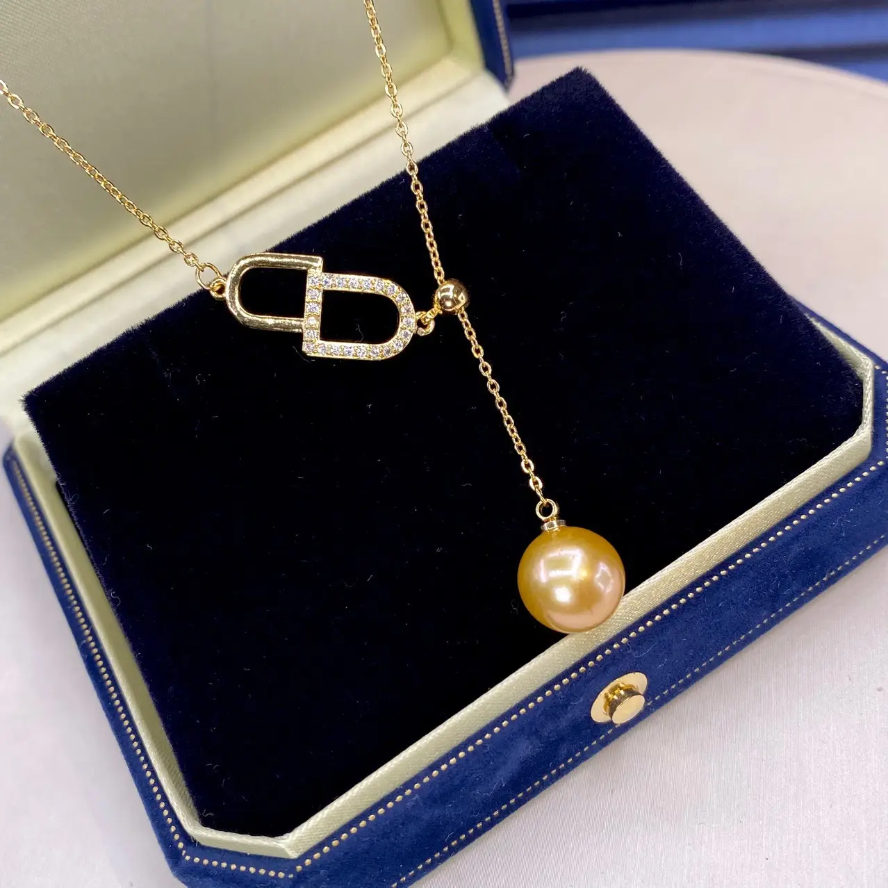 Foreign Trade Gold Pearl Pendant Necklace with Mother Shell Design — feature 11