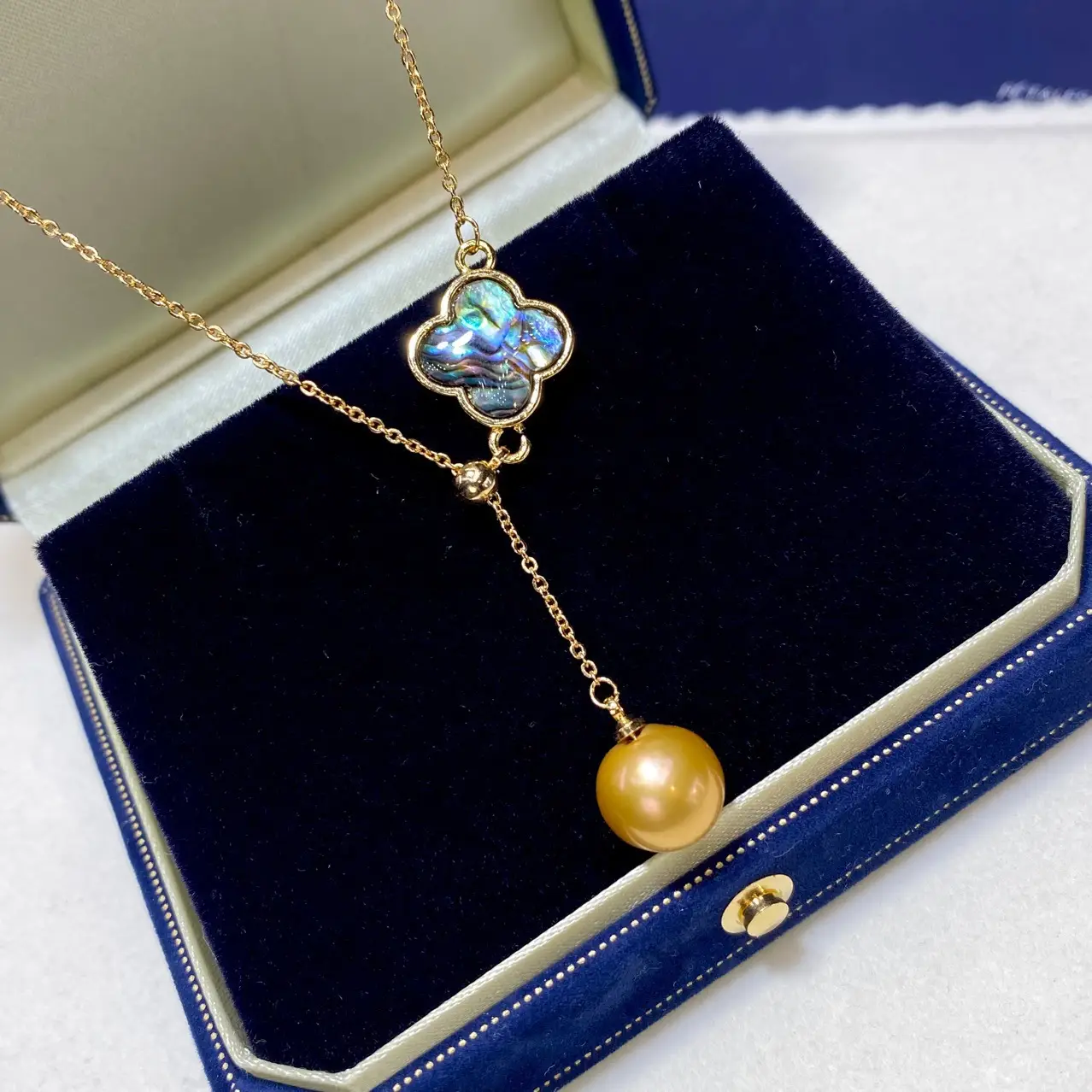 Foreign Trade Gold Pearl Pendant Necklace with Mother Shell Design — feature 6
