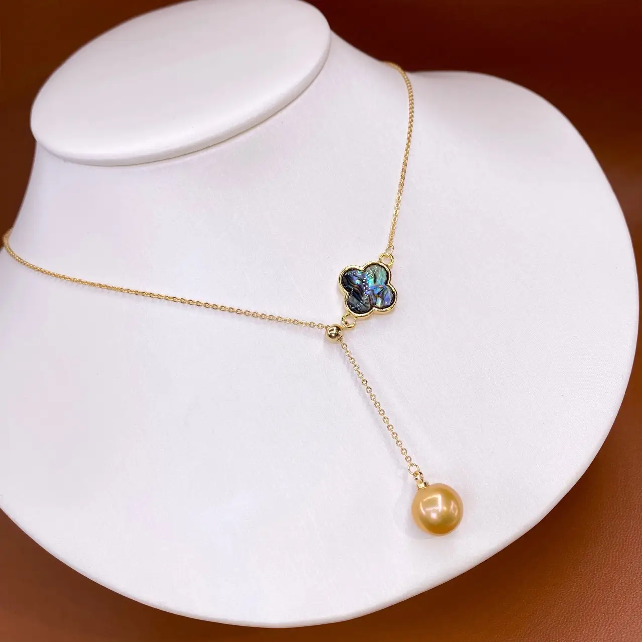 Foreign Trade Gold Pearl Pendant Necklace with Mother Shell Design — feature 7