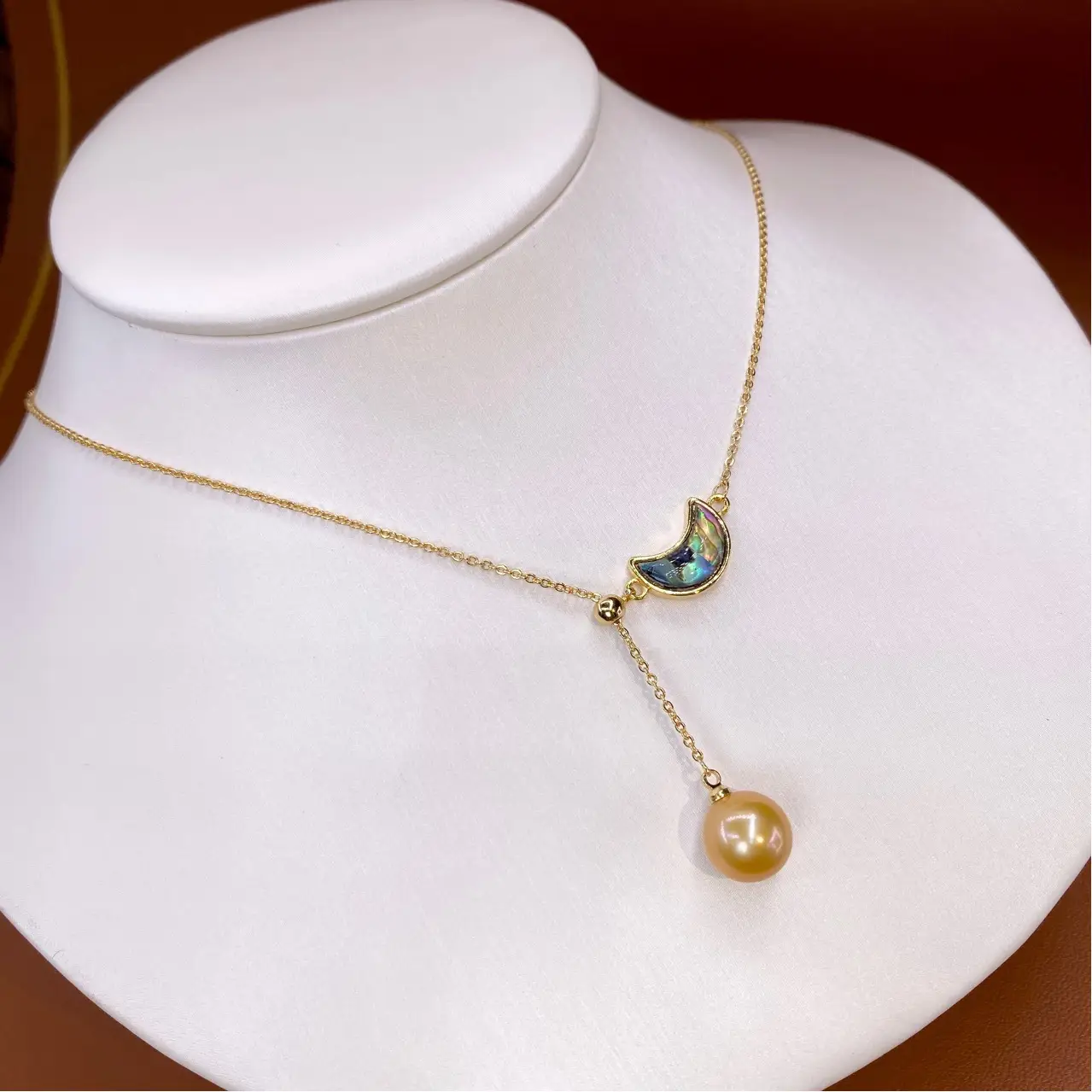 Foreign Trade Gold Pearl Pendant Necklace with Mother Shell Design — feature 9