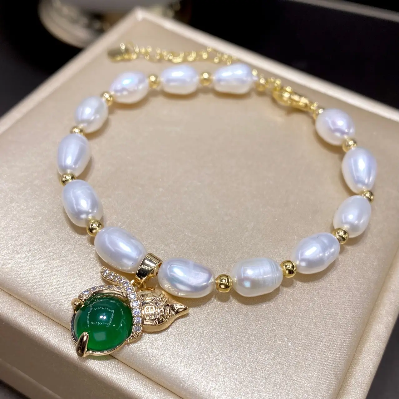 Natural Freshwater Pearl Jade Rabbit Bracelet — feature 2