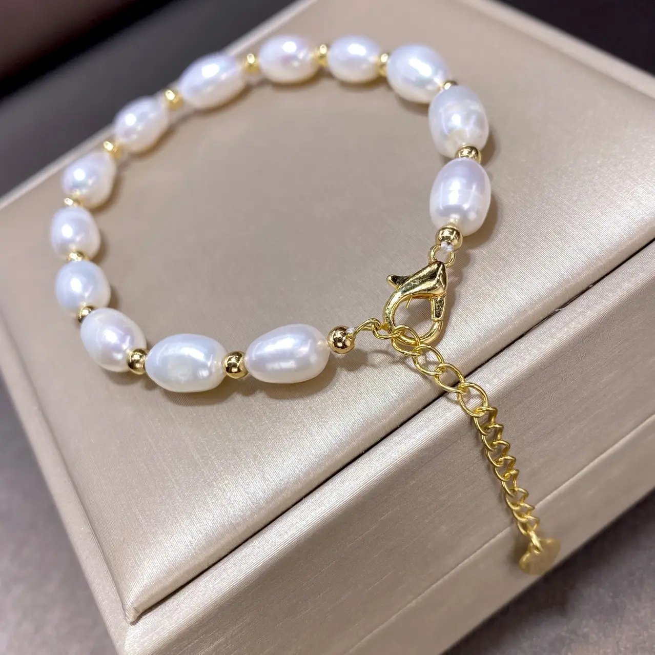 Natural Freshwater Pearl Jade Rabbit Bracelet — feature 6