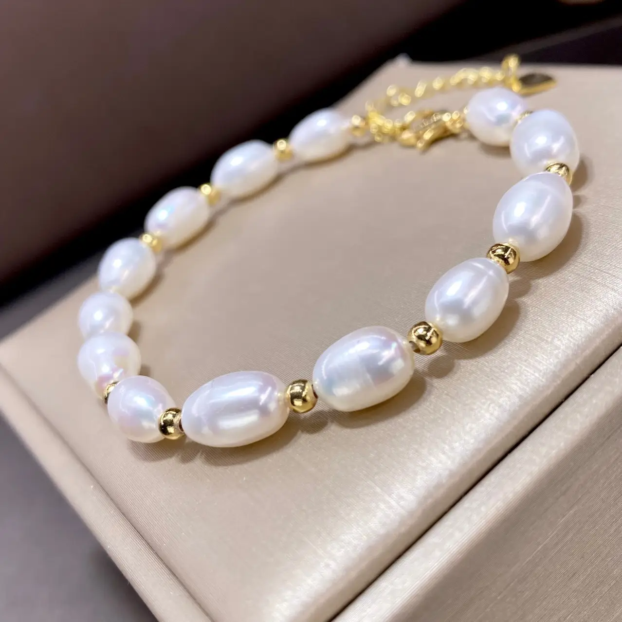 Natural Freshwater Pearl Jade Rabbit Bracelet — feature 7