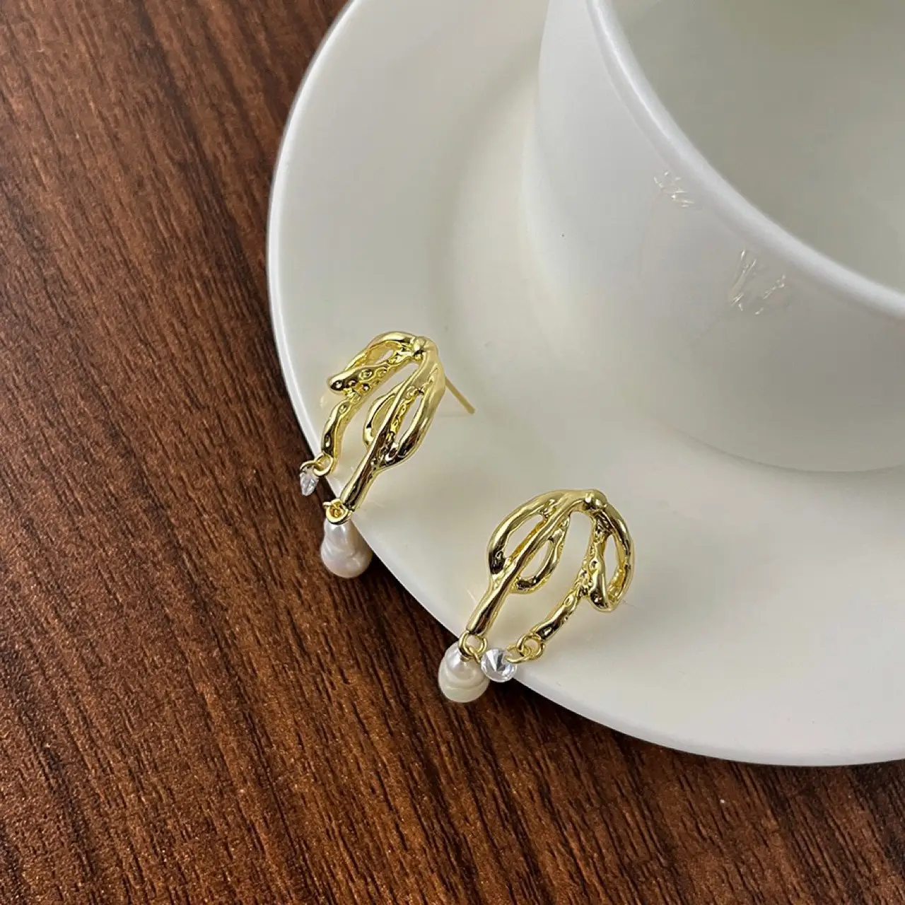 Abstract Melted Bow Pearl Earrings Silver Pin — feature 9