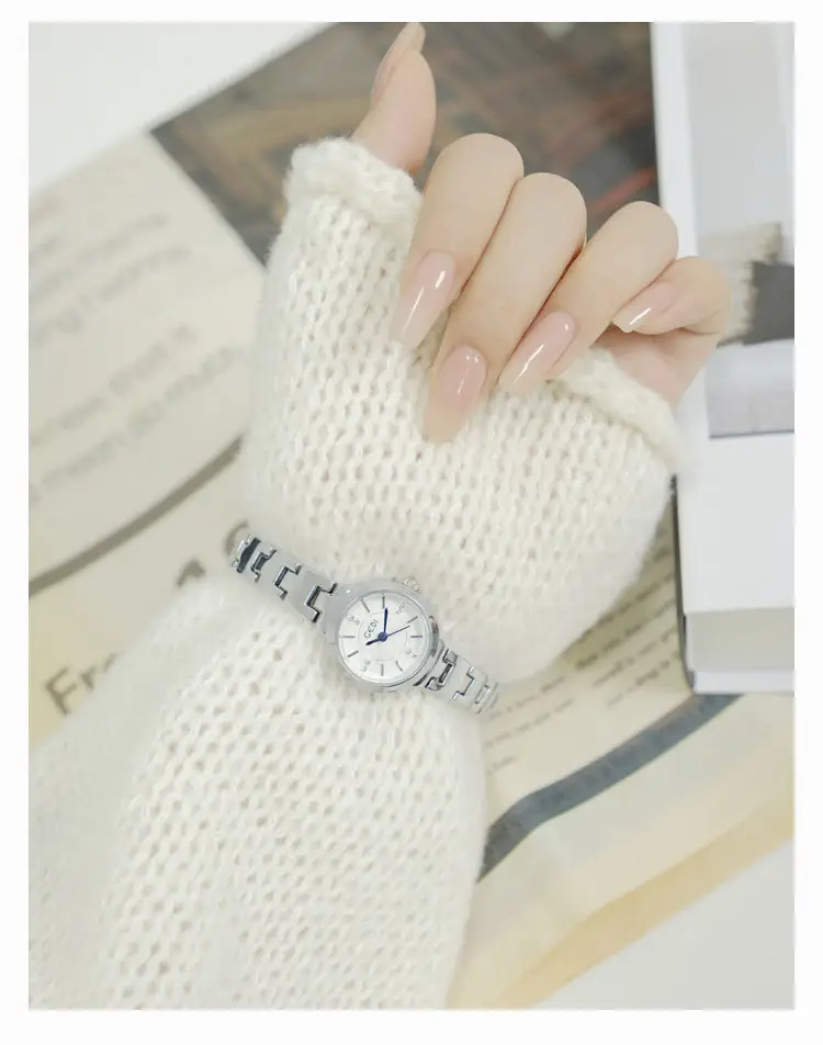 Women's Silver Quartz Watch with Alloy Bracelet — feature 9