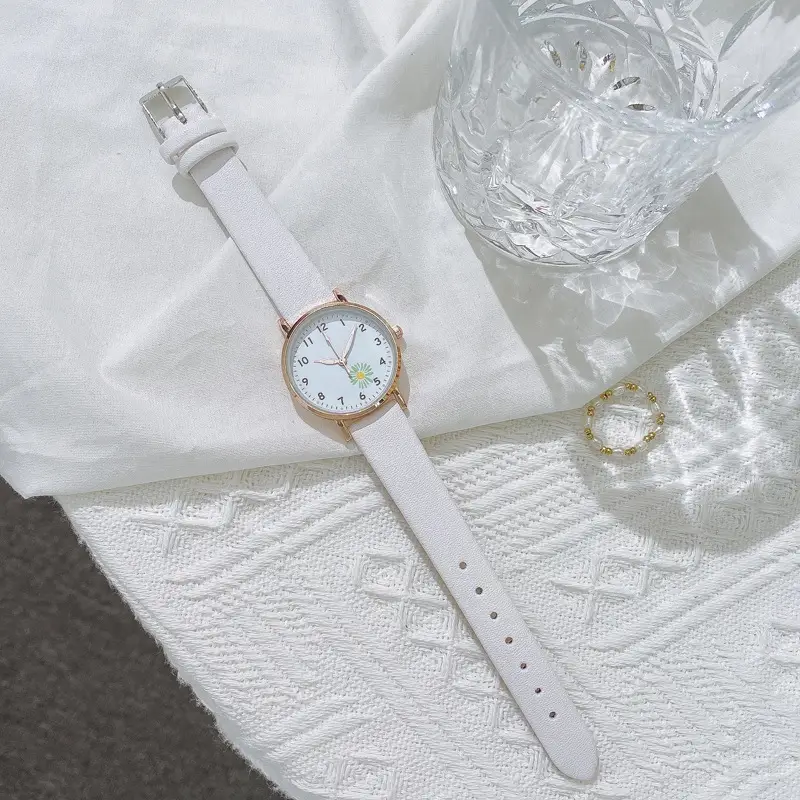 Daisy Retro Women's Quartz Watch with Star Chain — feature 11