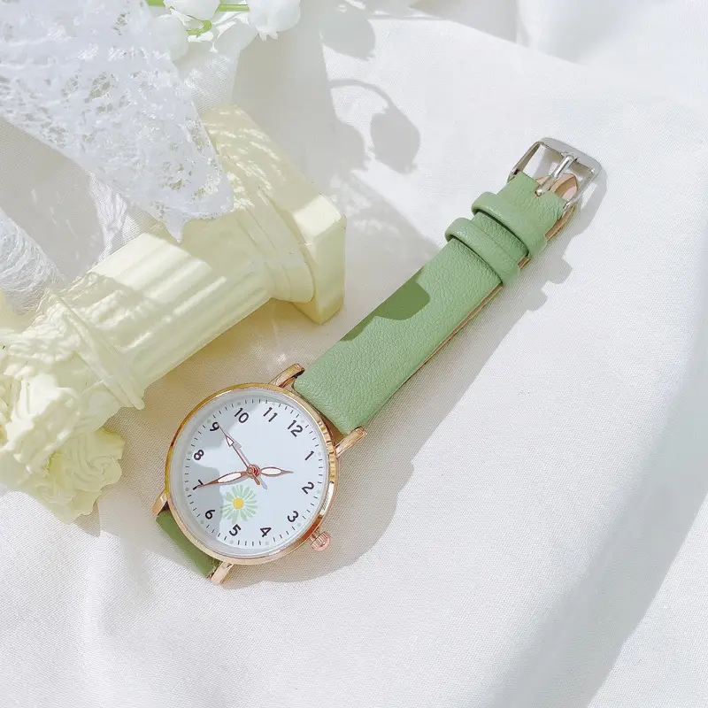 Daisy Retro Women's Quartz Watch with Star Chain — feature 12