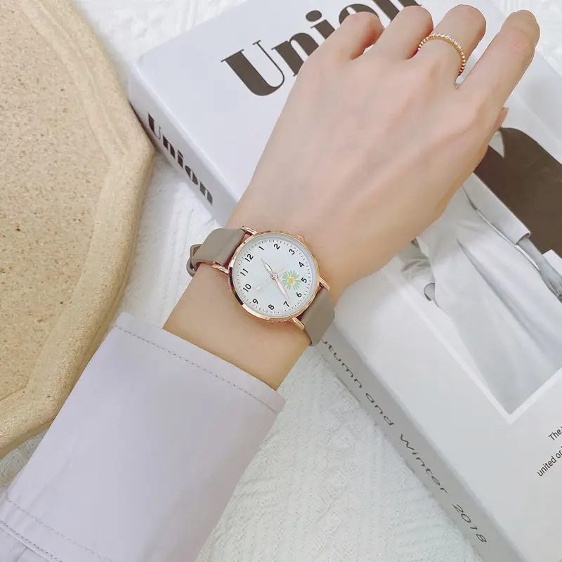 Daisy Retro Women's Quartz Watch with Star Chain — feature 2