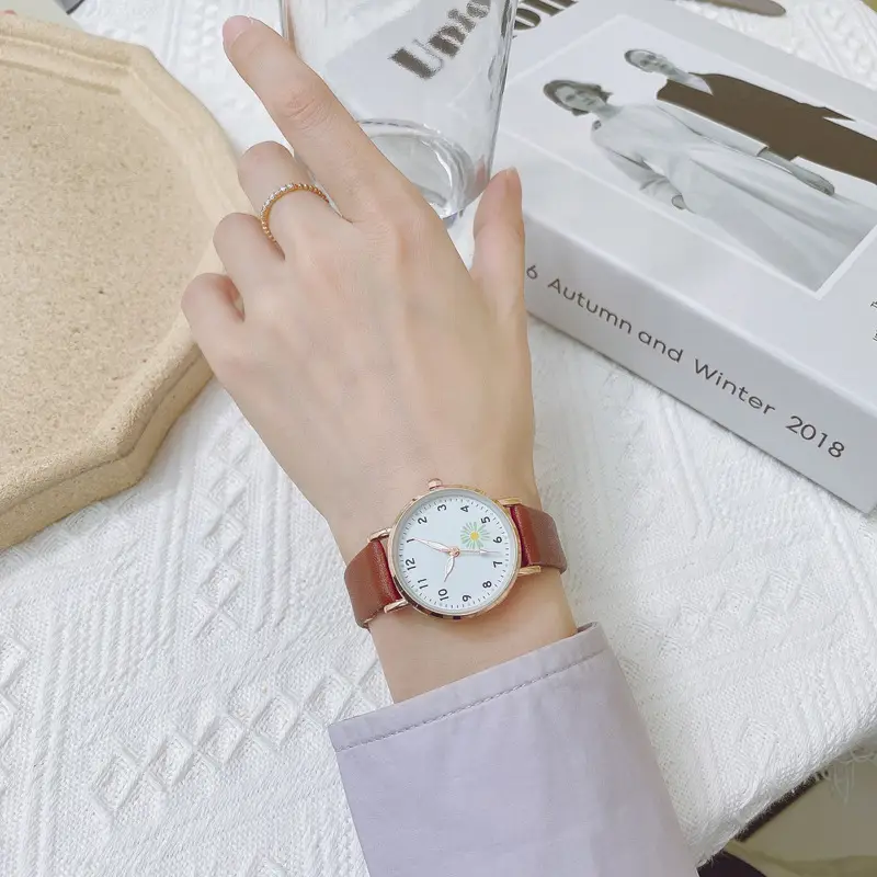 Daisy Retro Women's Quartz Watch with Star Chain — feature 3