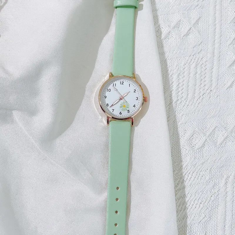Daisy Retro Women's Quartz Watch with Star Chain — feature 7