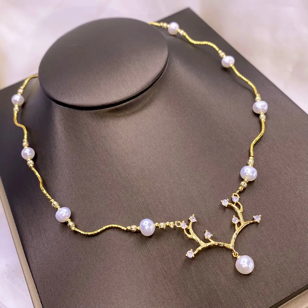 18K Gold Antique Pearl Necklace for Women - Image 4