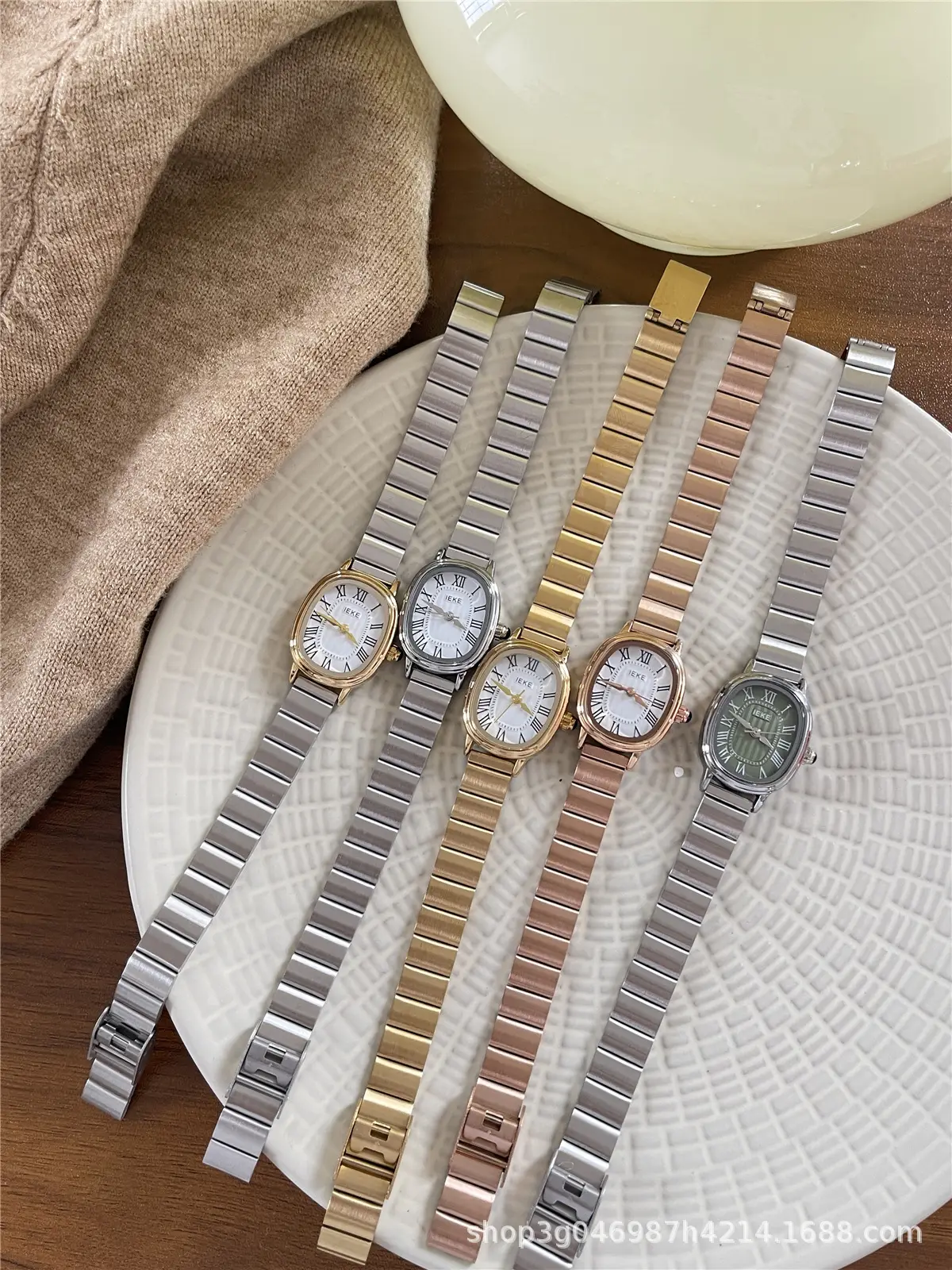 Women's Stainless Steel Quartz Watch with Elegant Light Beige Dial — feature 1