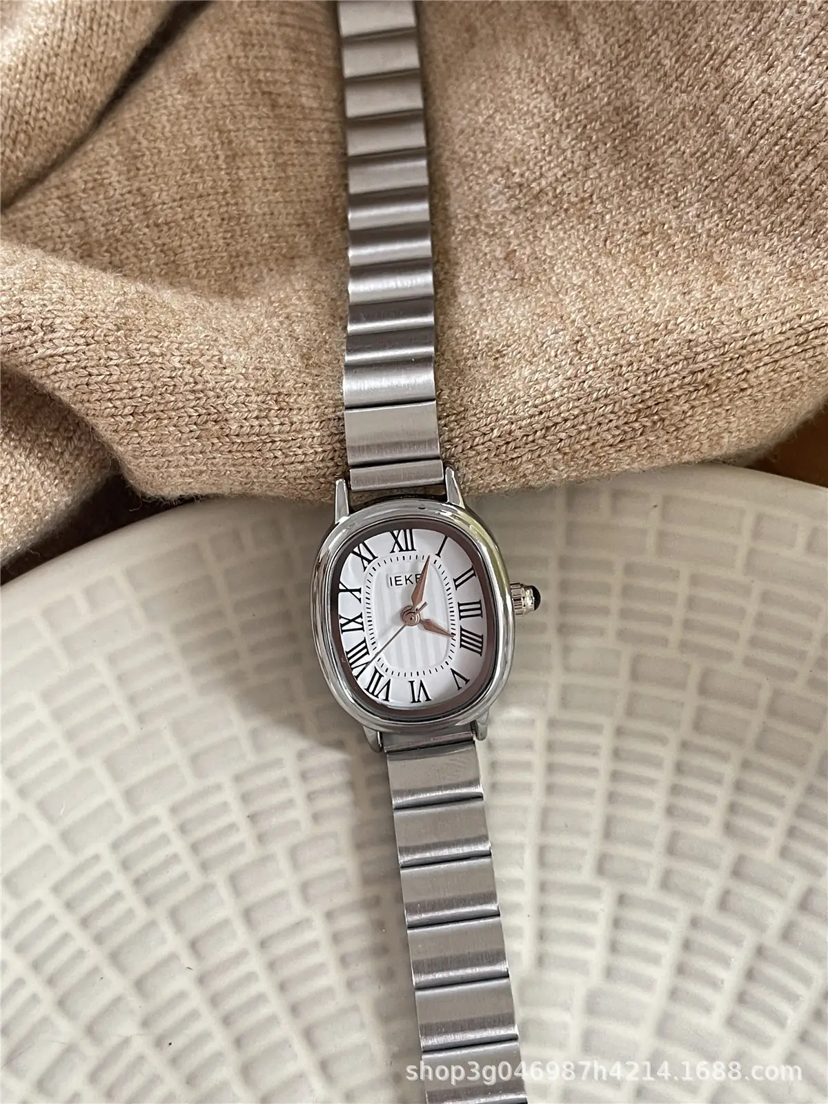 Women's Stainless Steel Quartz Watch with Elegant Light Beige Dial — feature 12