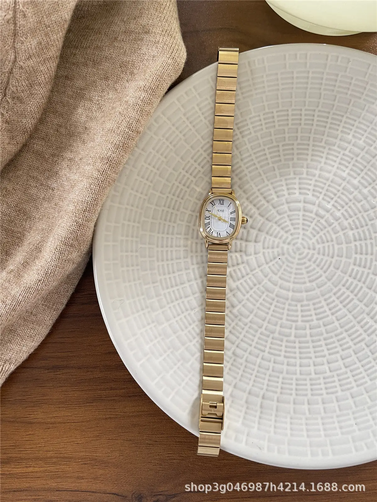 Women's Stainless Steel Quartz Watch with Elegant Light Beige Dial — feature 2