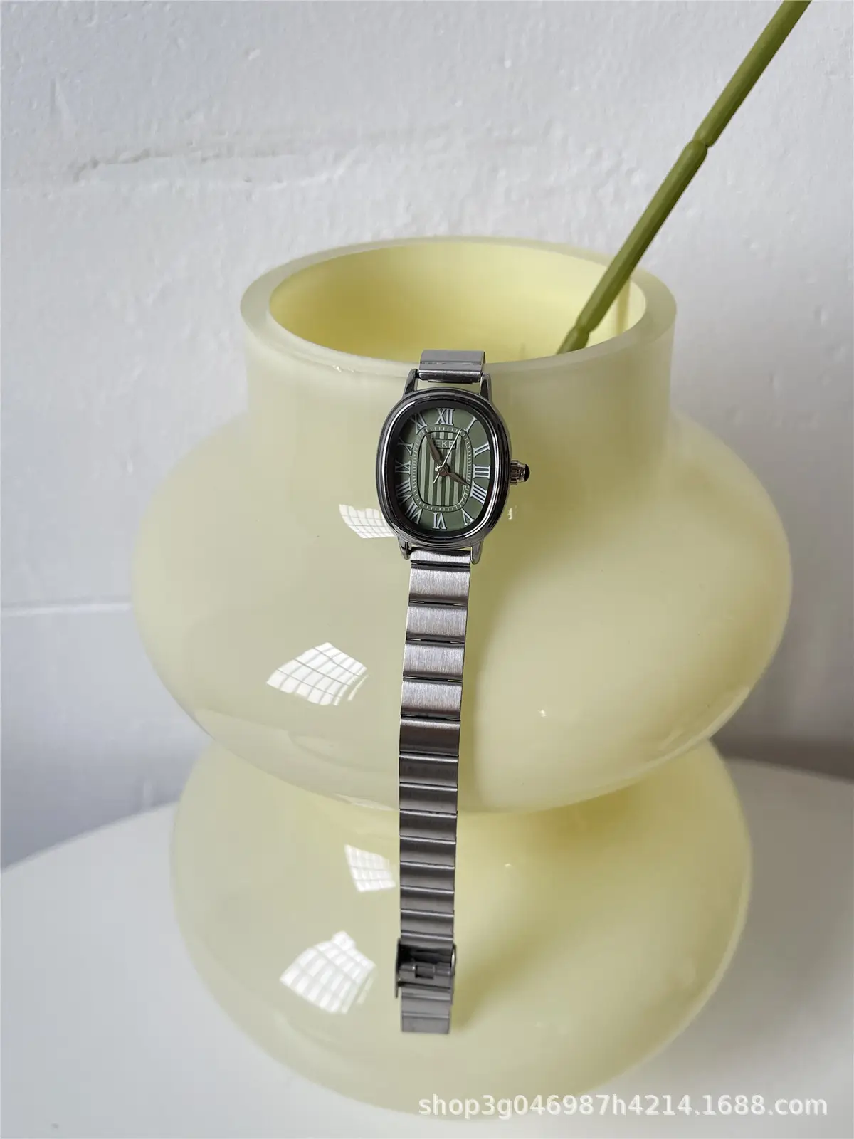 Women's Stainless Steel Quartz Watch with Elegant Light Beige Dial — feature 4