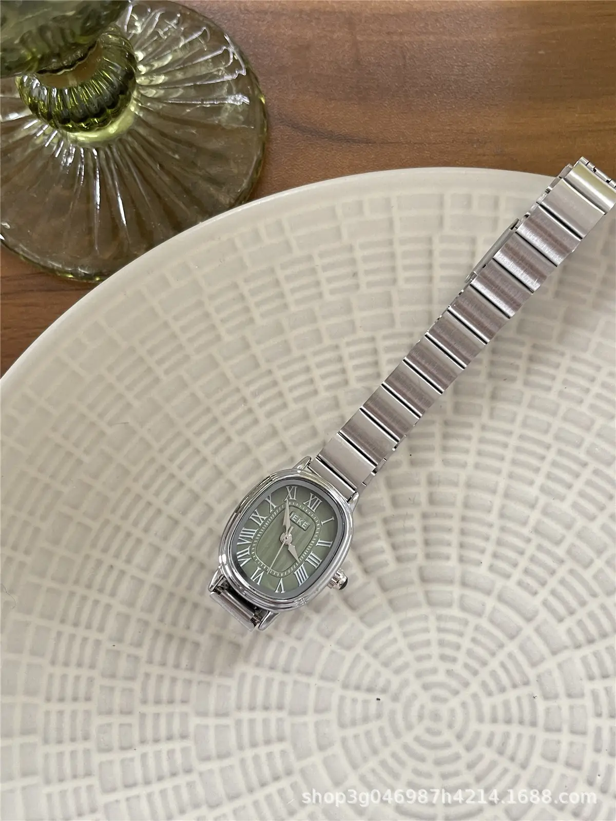 Women's Stainless Steel Quartz Watch with Elegant Light Beige Dial — feature 5