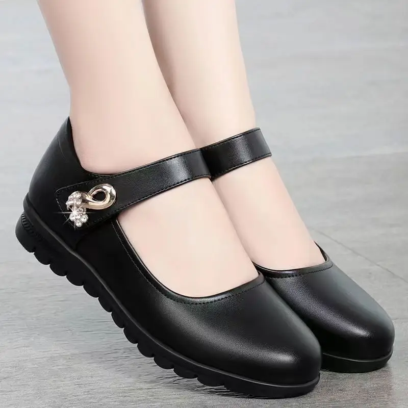 Spring and Autumn New Soft Leather Mother Round-toe Shoes Women's Non-slip Velcro Flat Leather Shoes for Middle-aged and Elderly Women's Work Shoes - Image 4