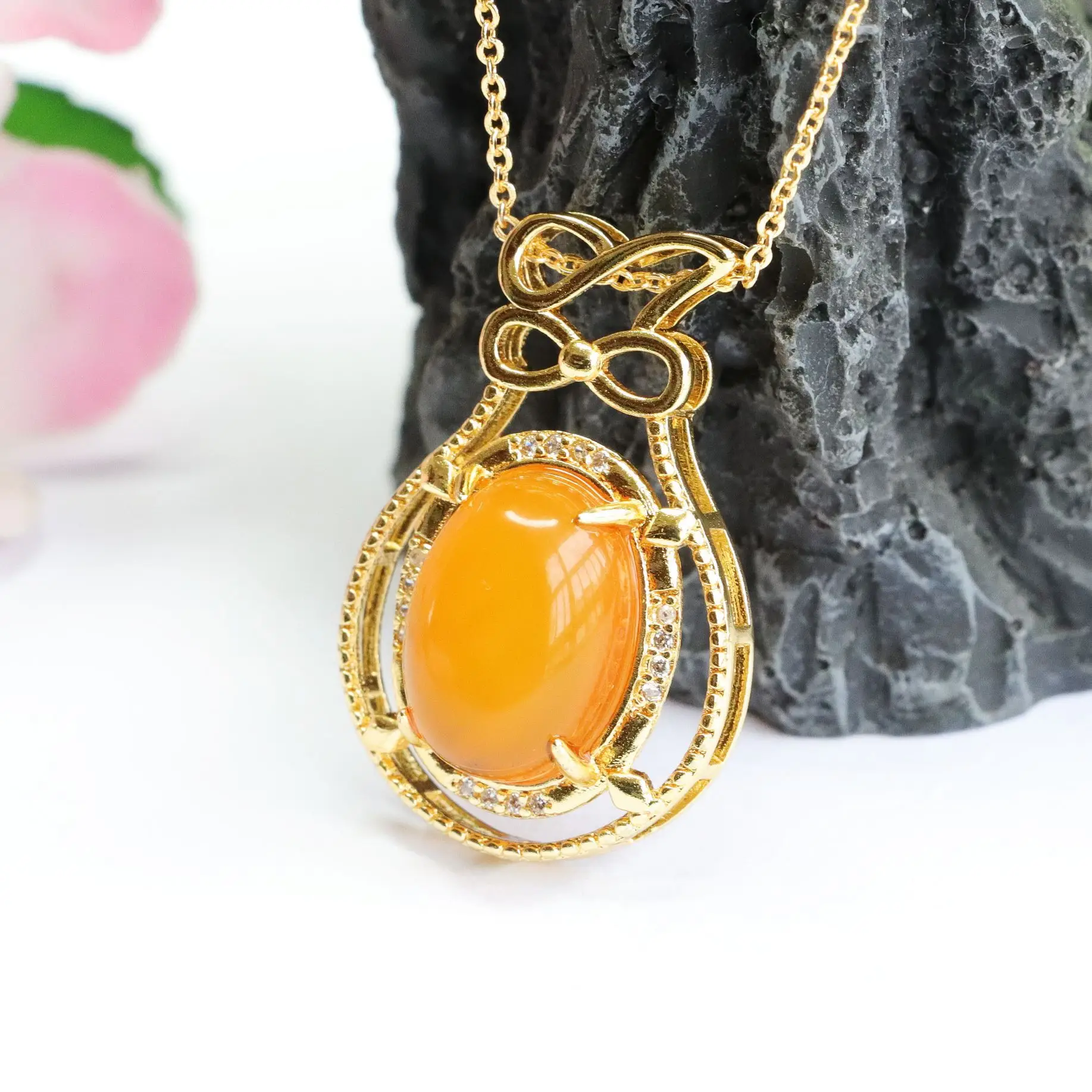 Natural Amber Beeswax Pendant Necklace with Bow — feature 10