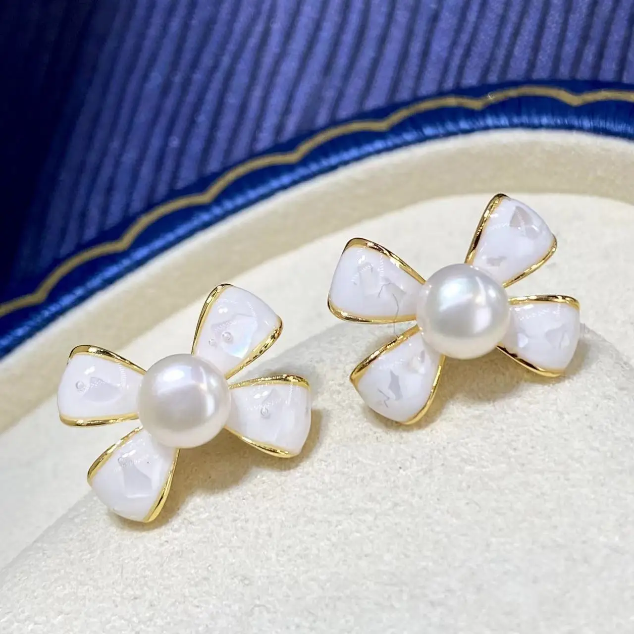 French Bow Pearl Earrings 6mm 18K Gold - Image 3