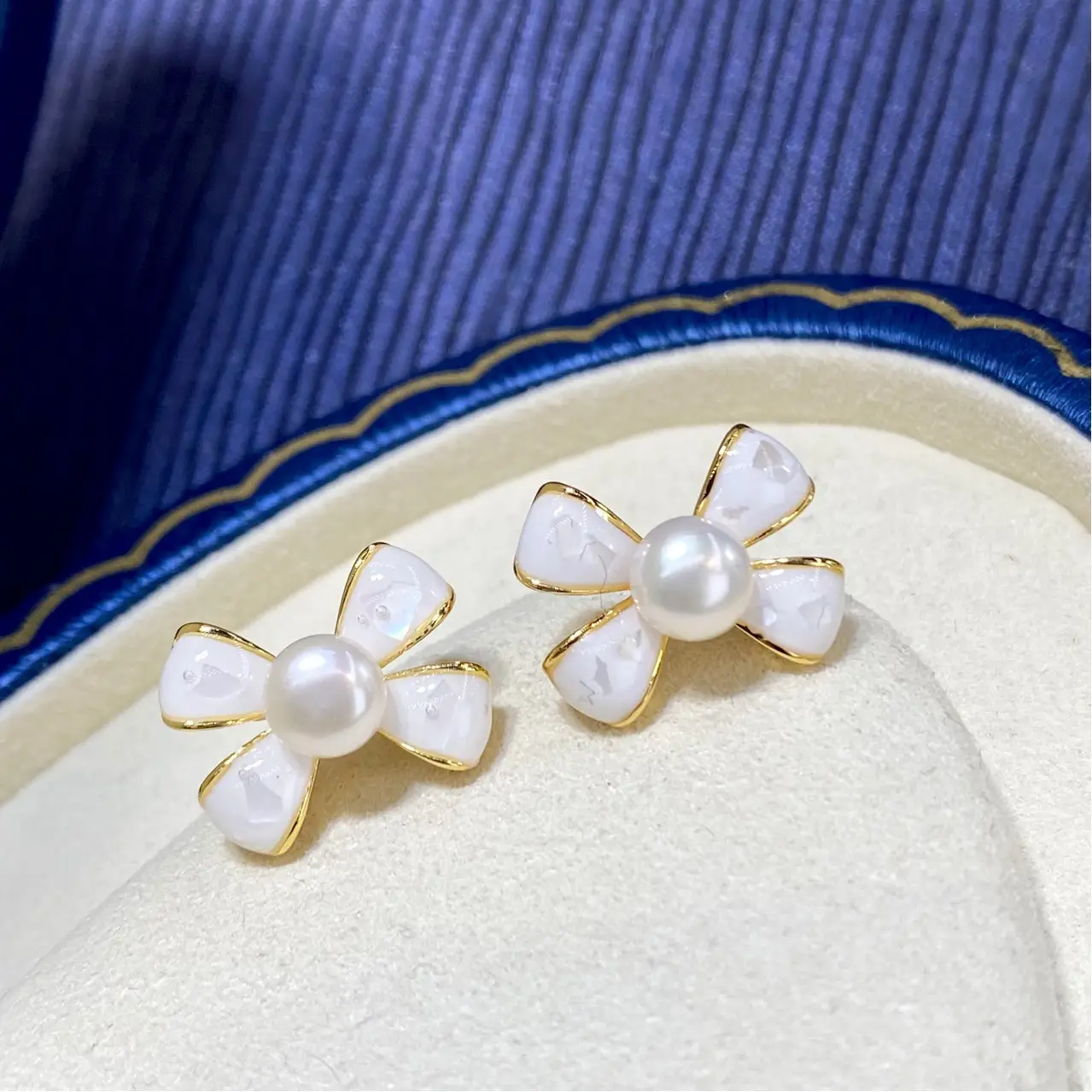 French Bow Pearl Earrings 6mm 18K Gold — feature 1