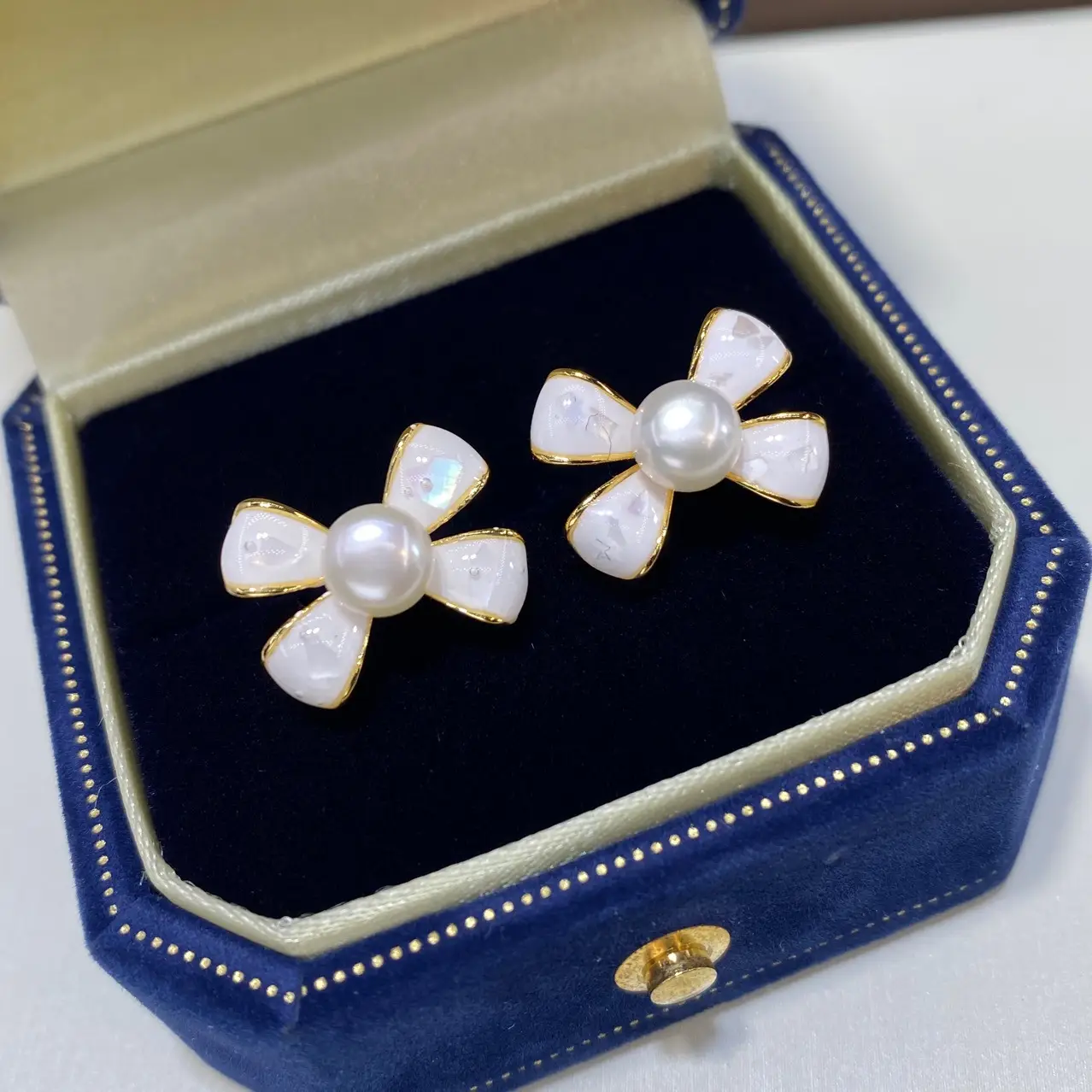 French Bow Pearl Earrings 6mm 18K Gold — feature 2