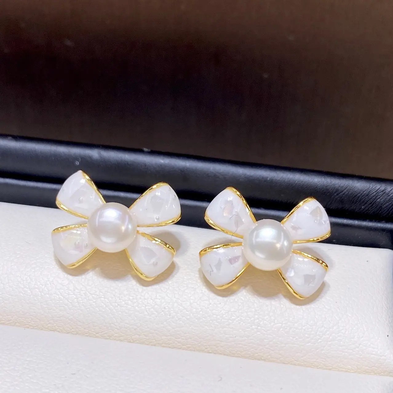 French Bow Pearl Earrings 6mm 18K Gold — feature 6