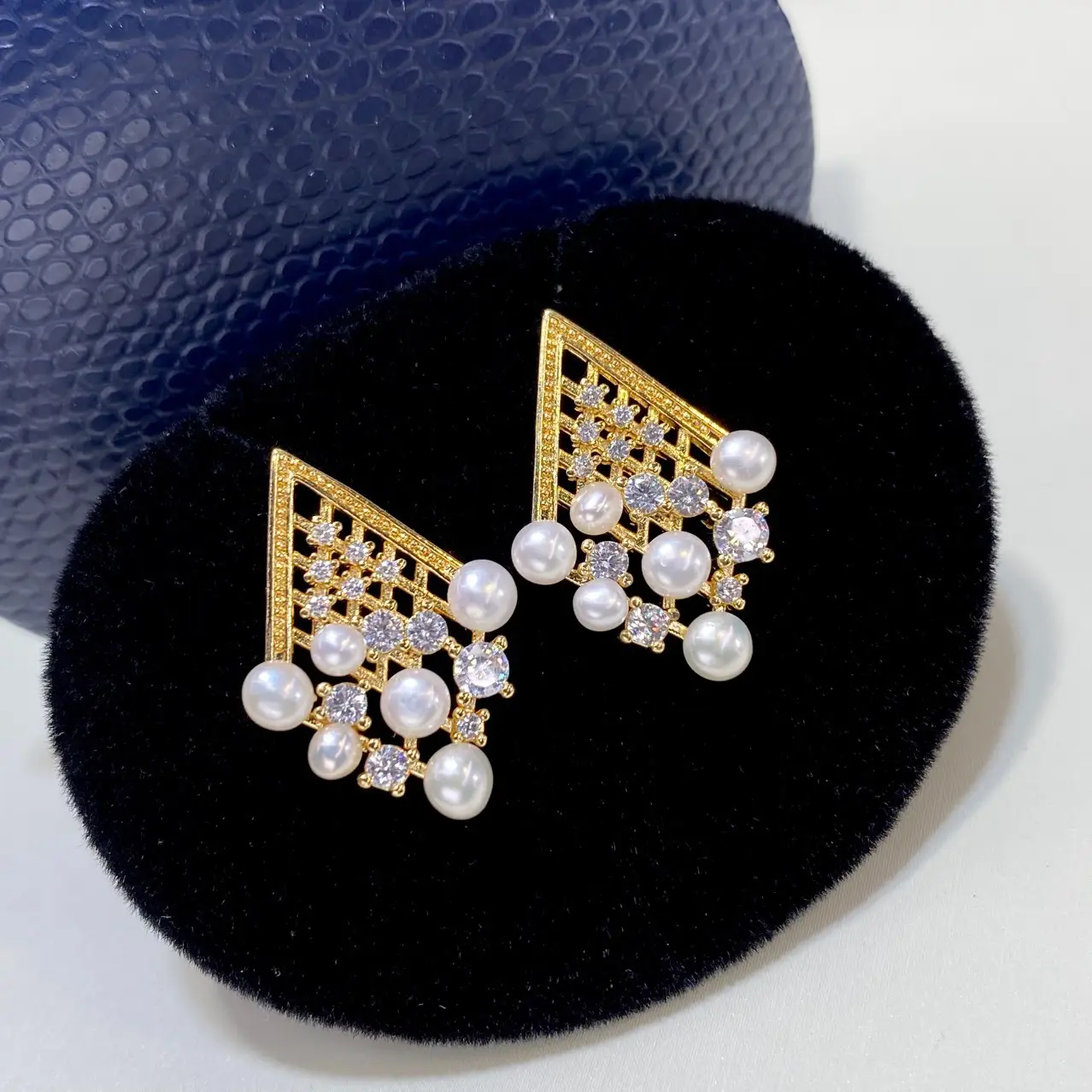 18K Gold Pearl Earrings for Women Elegant Jewelry - Image 4