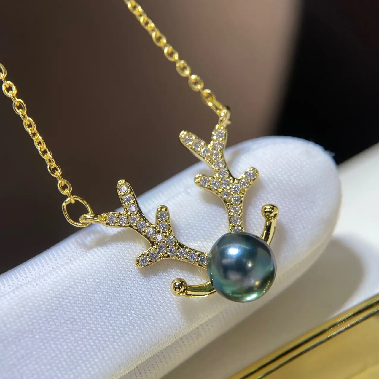 Natural Black Pearl Tahiti Peacock Necklace — feature 8