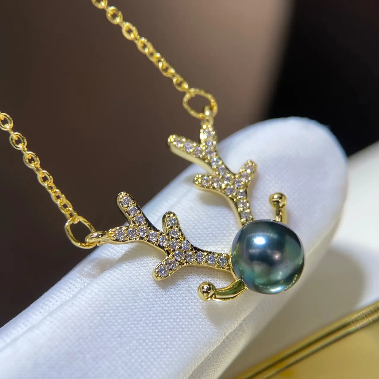 Natural Black Pearl Tahiti Peacock Necklace — feature 9