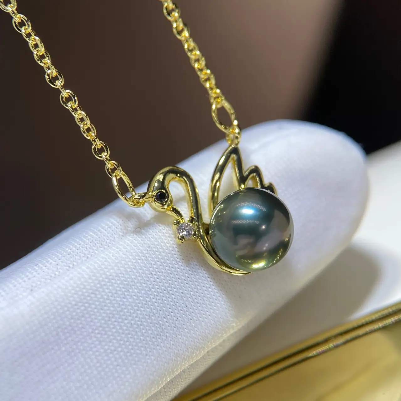 Natural Black Pearl Tahiti Peacock Necklace — feature 8