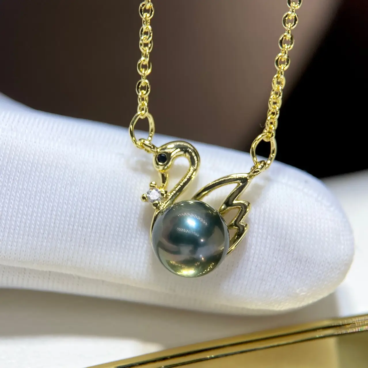 Natural Black Pearl Tahiti Peacock Necklace — feature 9