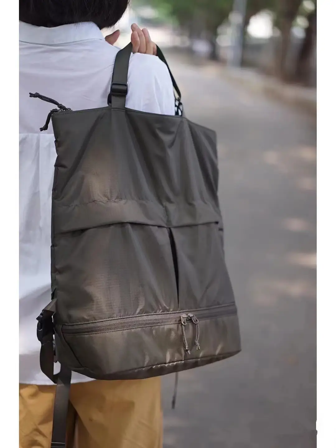 Men Women Nylon Backpack Large Capacity Black — feature 8