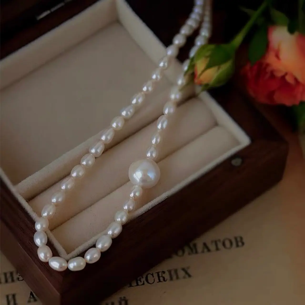 Vintage Pearl Necklace for Women Light Luxury Design