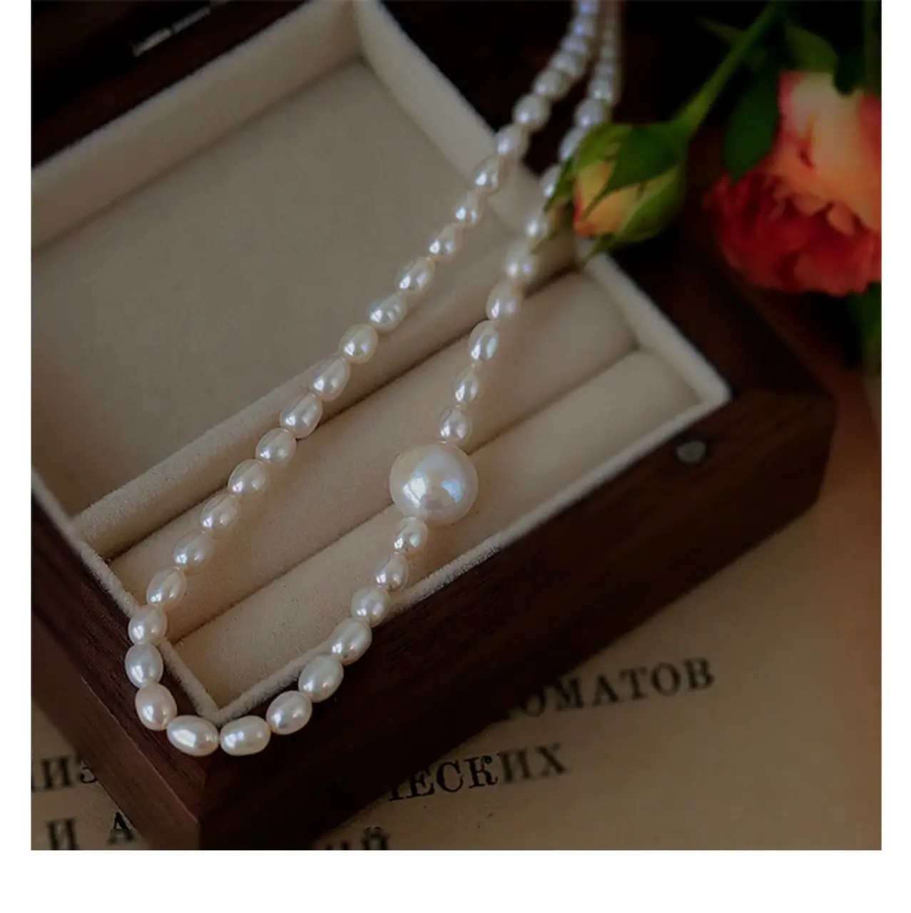 Vintage Pearl Necklace for Women Light Luxury Design — feature 7