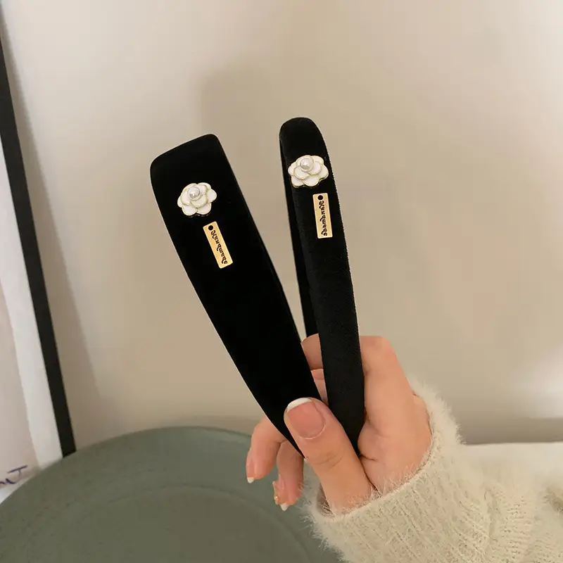 Black Vintage Flower Travel Headband for Women — feature 8