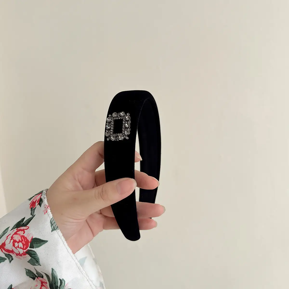 Black Vintage Flower Travel Headband for Women - Image 18