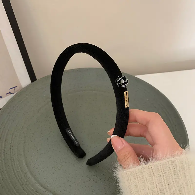 Black Vintage Flower Travel Headband for Women - Image 3