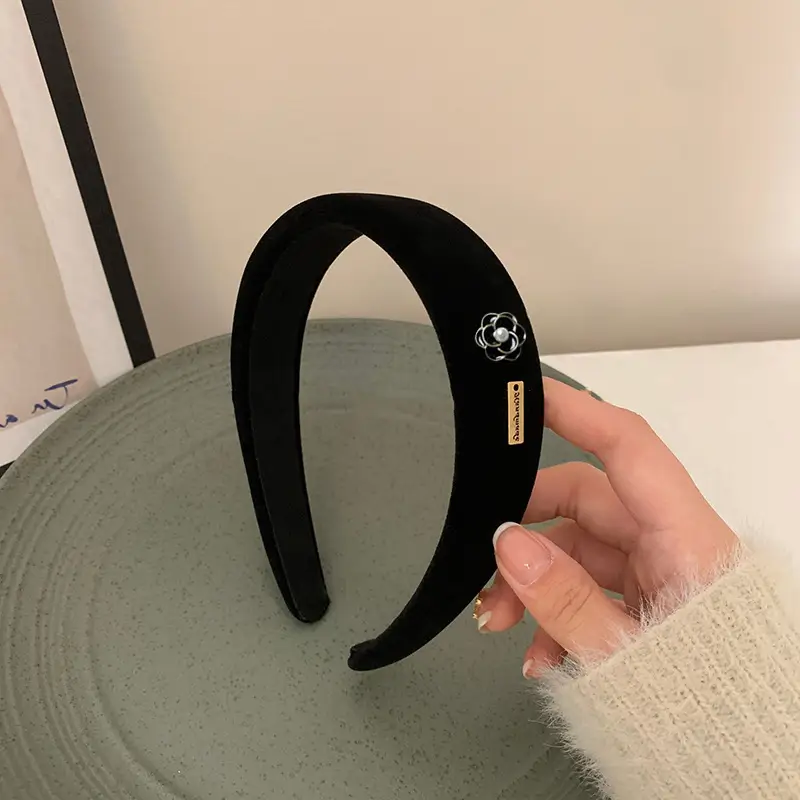 Black Vintage Flower Travel Headband for Women - Image 4