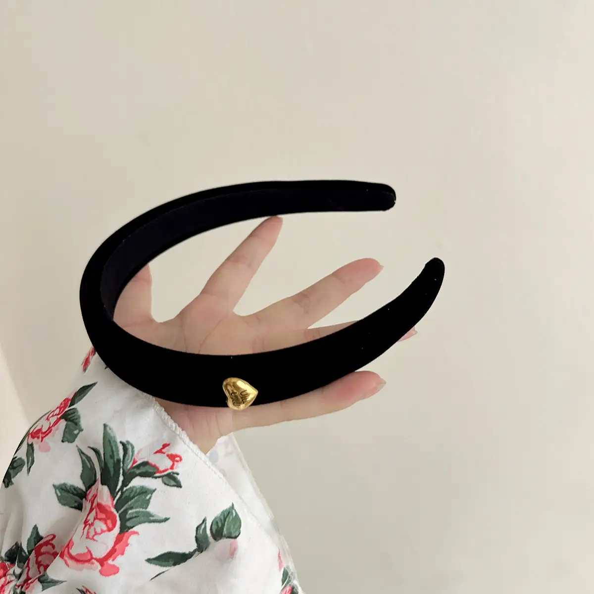 Black Vintage Flower Travel Headband for Women - Image 5