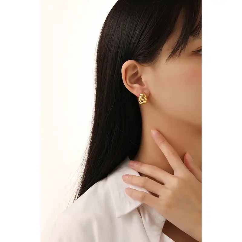 European and American Cold Style Exquisite Metal Glow Face Horns Earrings Earrings High-end Light Luxury Simple Elegant Earrings for Women