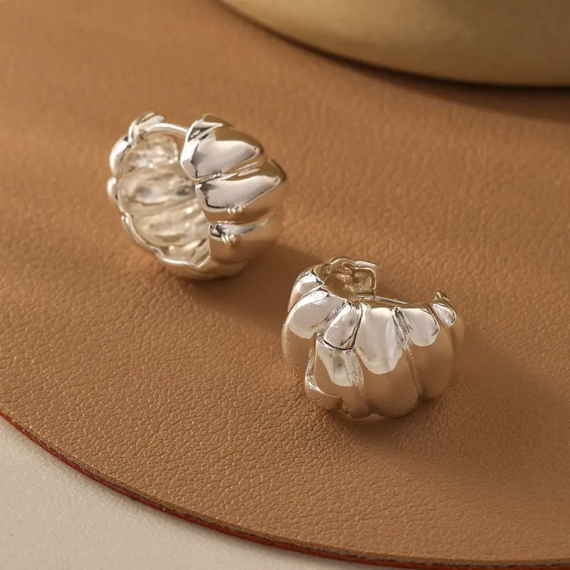European and American Cold Style Exquisite Metal Glow Face Horns Earrings Earrings High-end Light Luxury Simple Elegant Earrings for Women