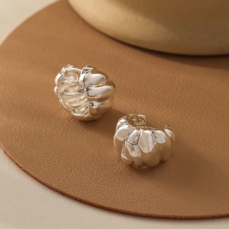 European and American Cold Style Exquisite Metal Glow Face Horns Earrings Earrings High-end Light Luxury Simple Elegant Earrings for Women