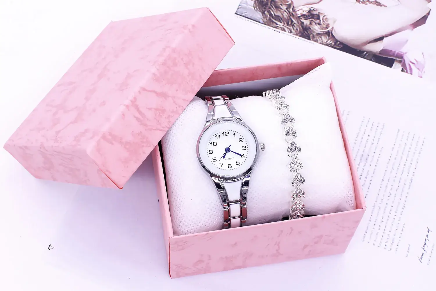 Women's Rose Gold Quartz Watch with Chain Strap — feature 7